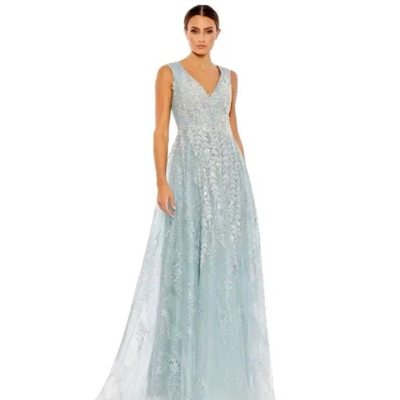 STUNNING MAC DUGGAL SLEEVELESS GOWN - Picture 3 of 9